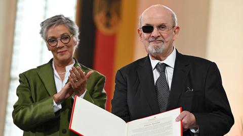 Karin Schmidt-Friderichs, Vorsteherin des Börsenverein des Deutschen Buchhandels, zeichnet den britisch-indischen Autor Salman Rushdie in der Paulskirche mit dem Friedenspreis des Deutschen Buchhandels aus.