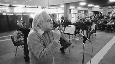 György Ligeti bei einer Probe
