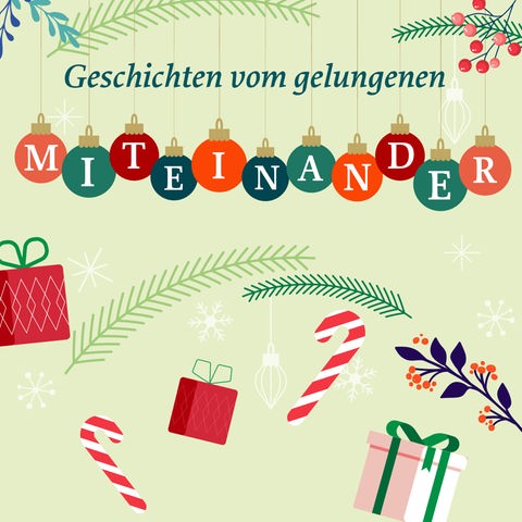 Weihnachtsbaumkugeln mit dem Schriftzug "Miteinander" und Tannengrün