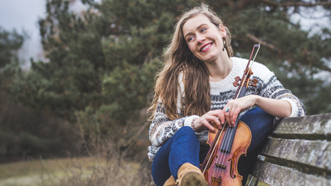 Geigerin Jördis Tielsch mit ihrem Instrument