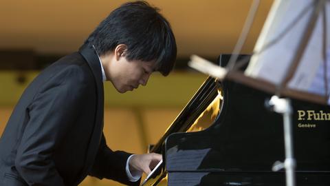 Der amerikanische Pianist Kit Armstrong am Klavier