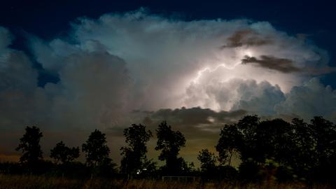 Blitz in Wolken