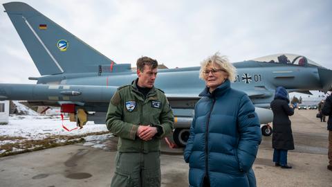 Christine Lambrecht (SPD), Bundesverteidigungsministerin, spricht vor einem Eurofighter mit einem Piloten. Flugzeuge des Taktischen Luftwaffengeschwaders 74 der deutschen Luftwaffe sind hier stationiert. 