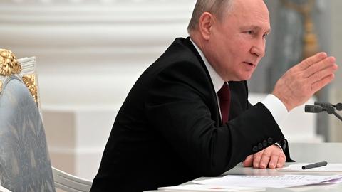 Wladimir Putin, Präsident von Russland, spricht während einer Sitzung des Sicherheitsrates im Kreml. Putin hat bei einer Fernsehansprache die Staatlichkeit der Ukraine als Ganzes infrage gestellt.