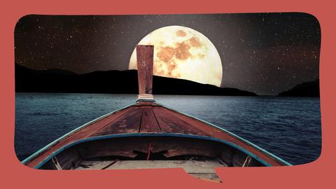 Ein Boot fährt, im Hintergrund Berge und der Mond
