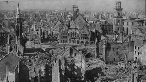 Zerstörte Gebäude auf dem Frankfurter Römerberg im Nachkriegsjahr 1946