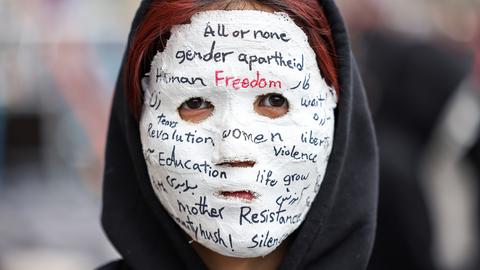 Eine maskierte Frau nimmt an einer Demo der Afghanischer Frauen- und Diasporagruppen gegen die Taliban in Afghanistan teil