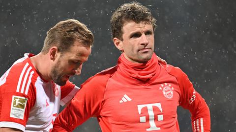 Harry Kane und Thomas Müller nach dem verlorenen Spiel in Bochum