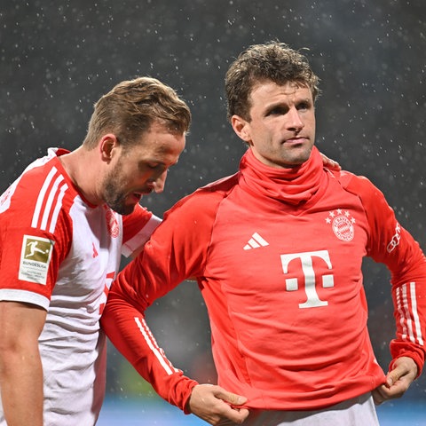 Harry Kane und Thomas Müller nach dem verlorenen Spiel in Bochum