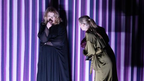 Aile Asszonyi als "Elektra" und ihre Schwester "Chrysothemis", gesungen von Jennifer Holloway