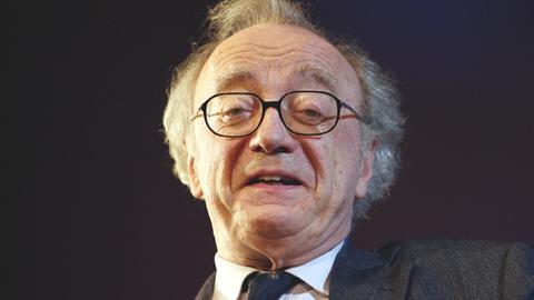 Der ehemalige Pianist Alfred Brendel lacht