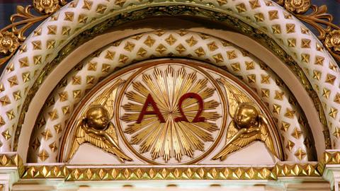 Alpha und Omega: ergoldete Verzierungen in der Kirche Sankt Johann und Nepomuk in Wien