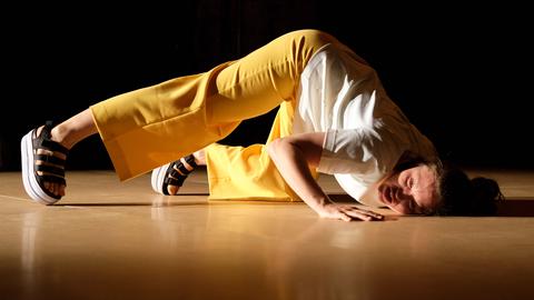Eine Schauspielerin liegt auf dem Boden - Antigone im Studio Naxos