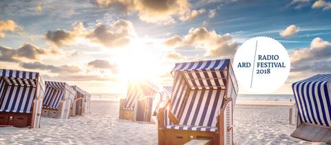 Strandkörbe in der untergehenden Sonne