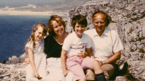 Eine Familie sitzt auf einem Berggipfel, aus: Anima – Die Kleider meines Vaters