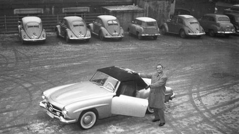 Der Jazzpianist und Komponist Fritz Schulz-Reichel mit seinem Mercedes Benz 190 SL Cabrio auf dem NWDR-Parkplatz, Hamburg 1955. 