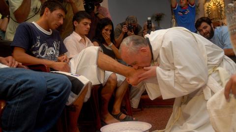 Erzbischof Jorge Mario Bergoglio wäscht 2008 in Buenos Aires Armen und Drogenabhängigen die Füße.