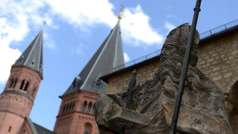 Eine Statue des Heiligen Bonifatius steht vor dem Dom in Mainz, an dem die Bonifatius-Route entlang führt. 