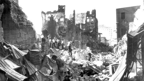 Bürgerkrieg in Beirut 1975: Manche Straßen im Geschäftszentrum waren durch meterhohe Trümmer unpassierbar geworden.