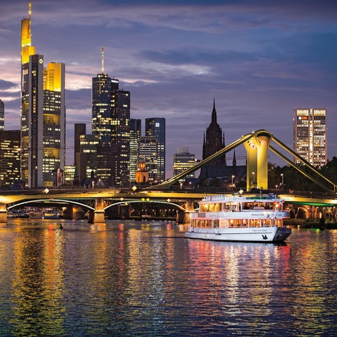 Schiff vor dem Eisernen Steg in Frankfurt bei Nacht