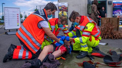 Rettungssanitäter üben die Behandlung eines Schwerverletzten.