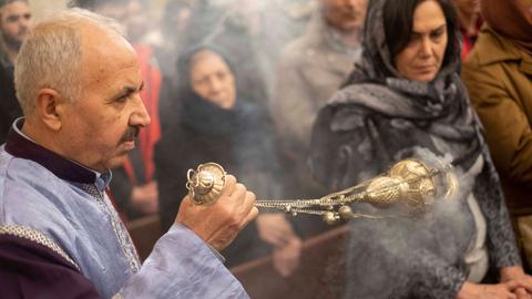 Ein christlicher Priester feiert die Neujahrsmesse in Teheran.