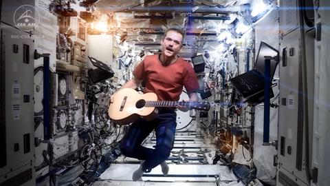 Chris Hadfield spielt auf der Internationalen Raumstation Gitarre.