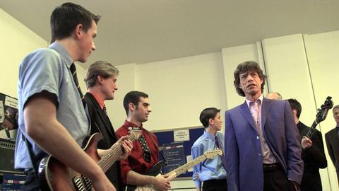 Mick Jagger besucht seine alte Schule in Dartford.