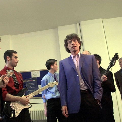 Mick Jagger besucht seine alte Schule in Dartford.