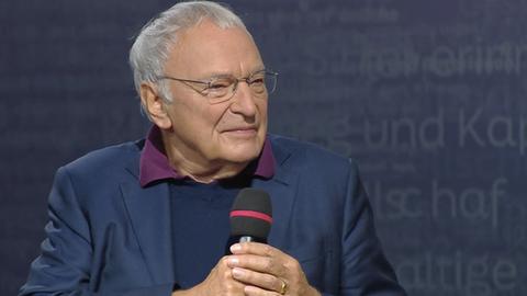 Der Schriftsteller Uwe Timm auf der Buchmesse in Frankfurt 2023