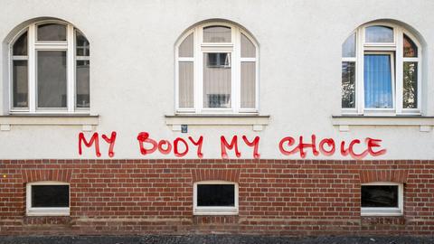 Auf eine Wand steht gesprayt: My body my choice