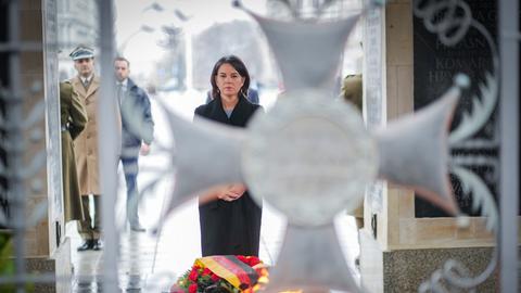 Annalena Baerbock, Außenministerin und Bundesvorsitzende von Bündnis 90/Die Grünen, legt einen Kranz am Grab des unbekannten Soldaten nieder. 