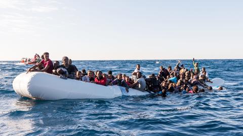 Such- und Rettungsmission im Mittelmeer vor der libyschen Küste am 27. Januar 2018; Rettung von circa 90 Menschen in Seenot; Zwei tote Frauen;