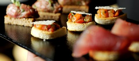 Ein Teller mit Bruschetta (M) und zwei weiteren Amuse-Gueule (mundgerechte Häppchen), aufgenommen am 04.03.2013 in München (Bayern) im Restaurant Zen des Hotels Westin Grand.