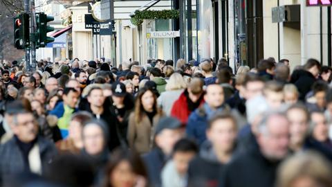 Düsseldorf: Passanten auf der Einkaufsmeile Königsallee.