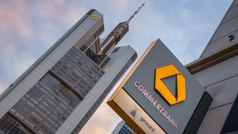 2.300 Vollzeitstellen betroffen: Commerzbank investiert Millionen für Jobabbau