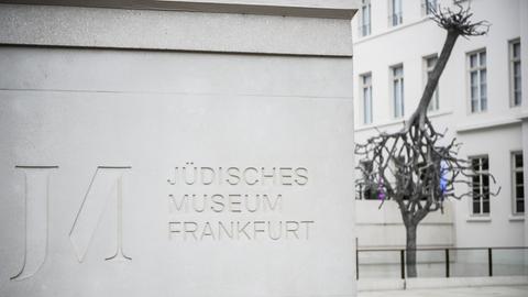 Außenwand des Erweiterungsbau trägt den Schriftzug Jüdisches Museum Frankfurt. Nach fünfjähriger Umbauzeit wird das Jüdischen Museum Frankfurt am 21. Oktober wiedereröffnet. 