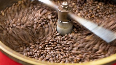Kaffeebohnen der Sorte Arabica werden geröstet. Der führende deutsche Kaffeeröster Tchibo erhöht zum zweiten Mal innerhalb von neun Monaten die Kaffeepreise.