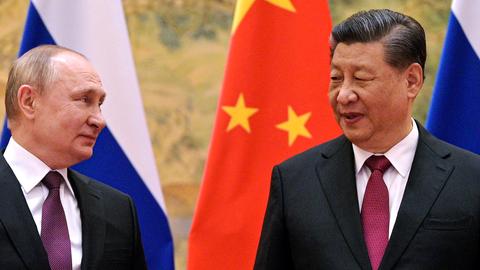 Der chinesische Präsident Xi Jinping (r.) und der Russiche Präsident Waldimir Putin am 22. Februar in Peking. 