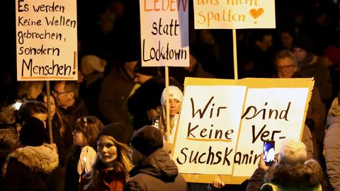 Impfgegner und Gegner von Corona-Einschränkungen versammeln sich zu einer Demonstration, auf Schildern steht «Wir sind keine Versuchskaninchen», «Es werden keine Wellen gebrochen, sondern Menschen!», «Leben statt Lockdown» und «Wir lassen uns nicht spalten!»