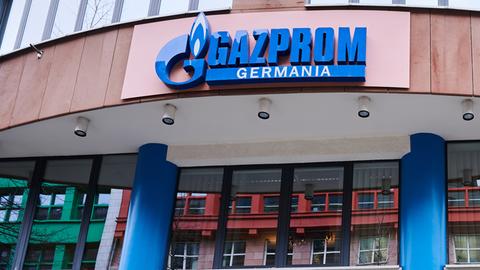 Die Gazprom-Zentrale. Unbekannte hatten hier als Solidaritätsbekundung mit der Ukraine einen Schriftzug auf die Fassade gemalt, der aber schnell wieder entfernt wurde. Die russische Gazprom ist das größte Unternehmen der Welt bei der Förderung von Erdgas.