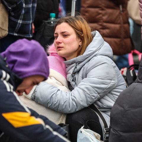 Eine aus der Ukraine geflüchtete Frau in einem Lager in Mlyny in Polen