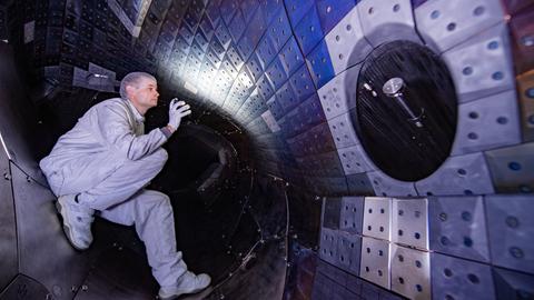 Blick auf Kohlestoff-Kacheln im ringförmigen Plasmagefäß des Forschungsreaktor "Wendelstein 7-X". Das Institut mit der Experimentieranlage "Wendelstein 7-X" zur Plasmaerzeugung ist Teil der weltweiten Entwicklungsarbeit zu Kernfusion als eine Möglichkeit der Energiegewinnung.