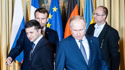 Der Französische Präsident Emmanuel Macron, der Ukrainische Präsident Wolodymyr Zelensky und der Russische Präsident Wladimir Putin bei einem Treffen in Paris 2019. 