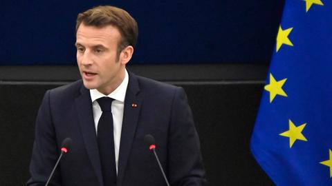 Emmanuel Macron bei der Gedenkfeier für Präsident David Sassoli im Plenarsaal des Europäischen Parlaments. Straßburg, 17.01.2022