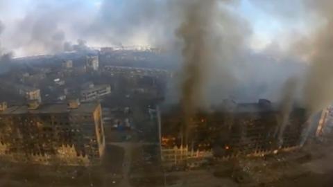 Dieses vom Asow-Bataillon bereitgestellte Video-Standbild zeigt eine Luftaufnahme von ausgebrannten Hochhäusern in Mariupol. 