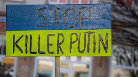 Auf dem Alten Markt ist ein Plakat mit der Aufschrift Stop - Killer Putin zu sehen. Mehrere hundert Menschen haben in der Landeshauptstadt gegen den Krieg in der Ukraine protestiert.