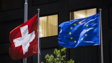 Eine EU und eine Schweizer Fahne flattern im starken Wind, aufgenommen am Mittwoch, 1. Dezember 2021 beim Flughafen Zuerich in Zuerich Kloten