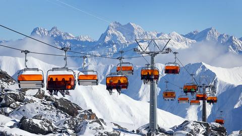 Skifahrer sitzen im Skigebiet Ischgl in einem Sessellift. Am 03.12. eröffnet Ischgl, während des Lockdowns in Österreich, die Skisaison unter 2G-Bedingungen.
