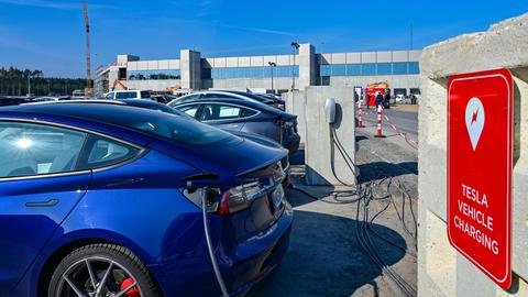Elektrofahrzeuge der Marke Tesla werden vor der Tesla Gigafactory Berlin Brandenburg geladen. Das Landesumweltamt hatte den Bau der Fabrik vor wenigen Tagen mit über 400 Auflagen und Bedingungen genehmigt. Die erste europäische Fabrik in Grünheide, die auf 500 000 Fahrzeuge jährlich ausgelegt ist, ist eine wichtige Säule der Zukunftsstrategie von Tesla.